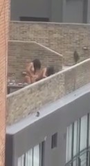 Случайные свидетели сняли лесбух со страпоном на крыше соседнего здания